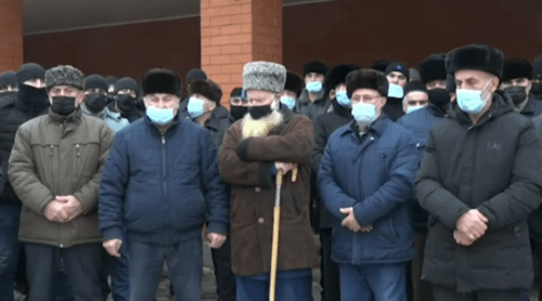 Стоп-кадр видеообращения родственников раненного в Грозном полицейского к двум ингушским родам. https://www.instagram.com/p/CJf_vheh_Ce/ Стоп-кадр видеообращения родственников раненного в Грозном полицейского к двум ингушским родам. https://www.instagram.com/p/CJf_vheh_Ce/