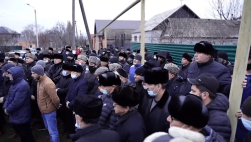 Родственники убитого в Грозном полицейского Магомеда Джабраилова объявляют кровную месть. Стоп-кадр видео https://www.instagram.com/p/CJd1wcEK2Aa/ Родственники убитого в Грозном полицейского Магомеда Джабраилова объявляют кровную месть. Стоп-кадр видео https://www.instagram.com/p/CJd1wcEK2Aa/