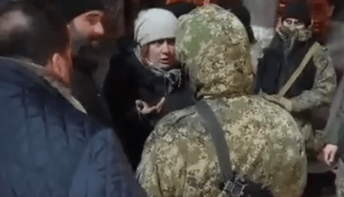 Протестующие и силовики на площади в Цхинвале. Кадр видео Инары Габараевой в Facebook https://www.facebook.com/permalink.php?story_fbid=1096227994183333&id=100013884286796 Протестующие и силовики на площади в Цхинвале. Кадр видео Инары Габараевой в Facebook https://www.facebook.com/permalink.php?story_fbid=1096227994183333&id=100013884286796