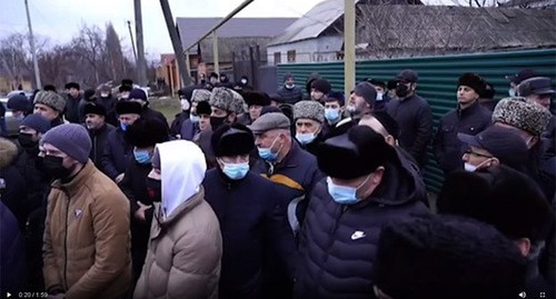 Родственники убитого в Грозном полицейского Магомеда Джабраилова объявляют кровную месть. 31 декабря 2020 г. Стоп-кадр видео https://www.instagram.com/p/CJd1wcEK2Aa/ Родственники убитого в Грозном полицейского Магомеда Джабраилова объявляют кровную месть. 31 декабря 2020 г. Стоп-кадр видео https://www.instagram.com/p/CJd1wcEK2Aa/
