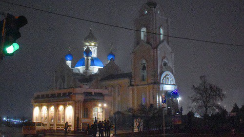 Верующие у храма в Ростове-на-Дону, 6 января 2021 года. Фото Константина Волгина для "Кавказского узла". Верующие у храма в Ростове-на-Дону, 6 января 2021 года. Фото Константина Волгина для "Кавказского узла".