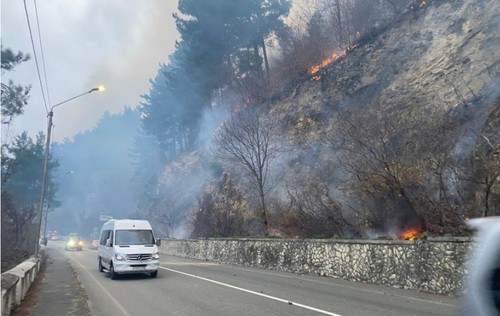 Лесной пожар в Абхазии. Фото пресс-службы МЧС Абхазии. https://www.mchsra.info/novosti/item/1498-lesnoj-pozhar-razgorevshijsya-tri-dnya-nazad-na-dalnikh-otrogakh-v-okrestnostyakh-gagry-utrom-spustilsya-k-respublikanskoj-avtotrasse-psou-ingur Лесной пожар в Абхазии. Фото пресс-службы МЧС Абхазии. https://www.mchsra.info/novosti/item/1498-lesnoj-pozhar-razgorevshijsya-tri-dnya-nazad-na-dalnikh-otrogakh-v-okrestnostyakh-gagry-utrom-spustilsya-k-respublikanskoj-avtotrasse-psou-ingur