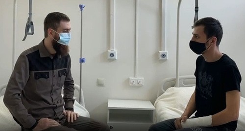 Чингиз Ахмадов (слева) и Акраман Товбулатов. Кадр из видео https://www.instagram.com/p/CJve9VWoL0X/ Чингиз Ахмадов (слева) и Акраман Товбулатов. Кадр из видео https://www.instagram.com/p/CJve9VWoL0X/