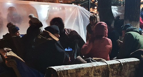 Участники бессрочной акции на Театральной площади Цхинвала. 15 декабря 2020 г. Фото Анны Джиоевой для "Кавказского узла" Участники бессрочной акции на Театральной площади Цхинвала. 15 декабря 2020 г. Фото Анны Джиоевой для "Кавказского узла"