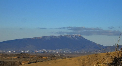 Вид на Тарки-Тау и Махачкалу. Фото: Suleymannabiev https://ru.wikipedia.org/ Вид на Тарки-Тау и Махачкалу. Фото: Suleymannabiev https://ru.wikipedia.org/