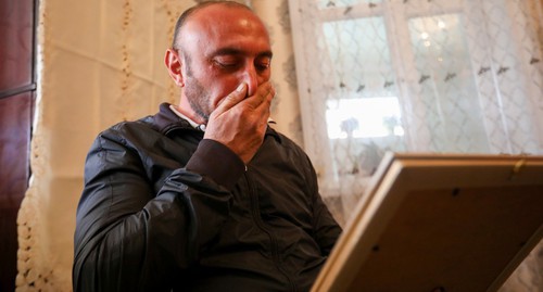 Житель Гянджи Теймур Аскеров, потерявший пятерых близких, 22 октября 2020 года. Фото Азиза Каримова для "Кавказского узла". Житель Гянджи Теймур Аскеров, потерявший пятерых близких, 22 октября 2020 года. Фото Азиза Каримова для "Кавказского узла".