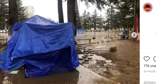 Палатка родственников Инала Джабиева, убитого 28 августа, на центральной площади Цхинвала Скриншот сообщения группы ЧП Цхинвал https://www.instagram.com/p/CJ6FJIYLtci/ Палатка родственников Инала Джабиева, убитого 28 августа, на центральной площади Цхинвала Скриншот сообщения группы ЧП Цхинвал https://www.instagram.com/p/CJ6FJIYLtci/