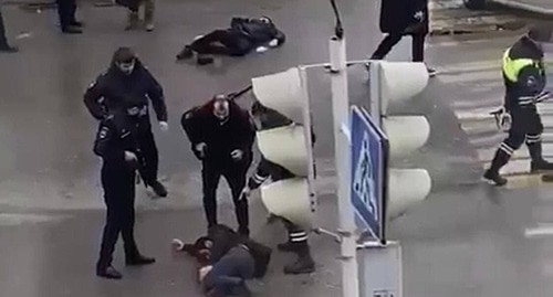 На месте нападения на силовиков в Грозном. 28 декабря 2020 г. Стоп-кадр видео Telegram-канал BAZA На месте нападения на силовиков в Грозном. 28 декабря 2020 г. Стоп-кадр видео Telegram-канал BAZA