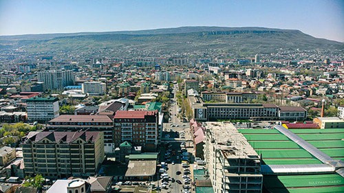 Вид на Махачкалу и гору Тарки-Тау. Фото Suleymannabiev https://ru.wikipedia.org/ Вид на Махачкалу и гору Тарки-Тау. Фото Suleymannabiev https://ru.wikipedia.org/