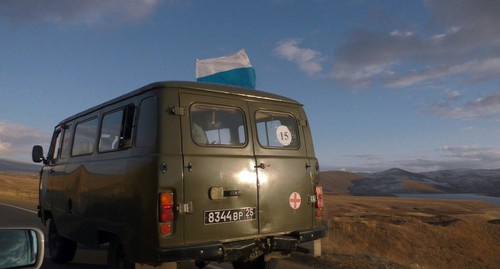 Автомобиль скорой помощи на дороге Бердзор-Степанакерт. Декабрь 2020 г. Фото Давида Симоняна для "Кавказского узла" Автомобиль скорой помощи на дороге Бердзор-Степанакерт. Декабрь 2020 г. Фото Давида Симоняна для "Кавказского узла"