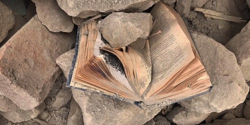 Книга под обломками в разрушенном жилом доме. Ноябрь 2020 г. Фото Алвард Григорян для "Кавказского узла" Книга под обломками в разрушенном жилом доме. Ноябрь 2020 г. Фото Алвард Григорян для "Кавказского узла"