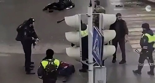 На месте нападения на силовиков в Грозном. 28 декабря 2020 года. Стоп-кадр видео Telegram-канал BAZA На месте нападения на силовиков в Грозном. 28 декабря 2020 года. Стоп-кадр видео Telegram-канал BAZA