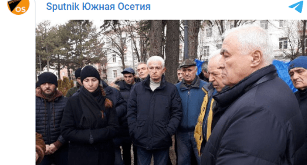 Вдова Инала Джабиева Оксана Сотиева (вторая слева) на встрече с инициативной группой политиков 16 января 2021 года. Цхинвал. Скриншот публикации https://t.me/sputnikossetia/5830