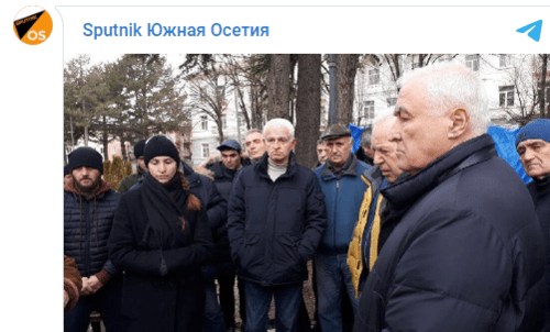 Вдова Инала Джабиева Оксана Сотиева (вторая слева) на встрече с инициативной группой политиков 16 января 2021 года. Цхинвал. Скриншот публикации https://t.me/sputnikossetia/5830 Вдова Инала Джабиева Оксана Сотиева (вторая слева) на встрече с инициативной группой политиков 16 января 2021 года. Цхинвал. Скриншот публикации https://t.me/sputnikossetia/5830