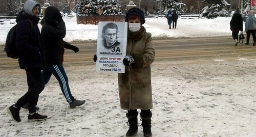 Галина Тихенко проводит одиночный пикет в поддержку Навального. Волгоград, 17 января 2021 года. Фото Татьяны Филимоновой для "Кавказского узла". Галина Тихенко проводит одиночный пикет в поддержку Навального. Волгоград, 17 января 2021 года. Фото Татьяны Филимоновой для "Кавказского узла".