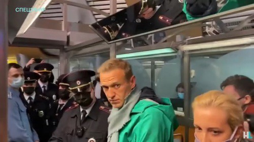 Сотрудники полиции и Алексей Навальный в московском аэропорту. 17 января 2021 год. Скриншот с видео Youtube-канала "Навальный LIVE" https://www.youtube.com/watch?v=8aVlzBuPTKY Сотрудники полиции и Алексей Навальный в московском аэропорту. 17 января 2021 год. Скриншот с видео Youtube-канала "Навальный LIVE" https://www.youtube.com/watch?v=8aVlzBuPTKY