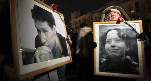 Протестующие держат портреты Станислава Маркелова и Анастасии Бабуровой во время антифашистского митинга в центре Москвы 19 января 2011 года. Фото: REUTERS/Сергей Карпухин