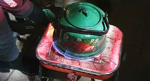 Участники бессрочной акции греют чайник на Театральной площади Цхинвала. 15 декабря 2020 г. Фото Анны Джиоевой для "Кавказского узла" Участники бессрочной акции греют чайник на Театральной площади Цхинвала. 15 декабря 2020 г. Фото Анны Джиоевой для "Кавказского узла"