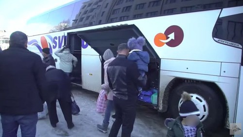 Беженцы в Степанакерте. Стопкадр из видео Минобороны России https://www.youtube.com/watch?v=3FTLA7A6gyk Беженцы в Степанакерте. Стопкадр из видео Минобороны России https://www.youtube.com/watch?v=3FTLA7A6gyk