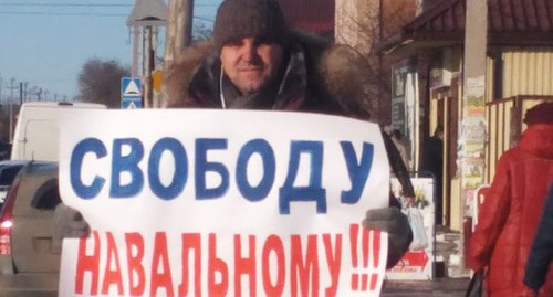Михаил Шевченко вышел сегодня на одиночный пикет в центр города с плакатом: "Свободу Навальному". 23 января 2021 года. Скриншот https://www.facebook.com/photo?fbid=3598430043567452&set=a.249837668426723 Михаил Шевченко вышел сегодня на одиночный пикет в центр города с плакатом: "Свободу Навальному". 23 января 2021 года. Скриншот https://www.facebook.com/photo?fbid=3598430043567452&set=a.249837668426723