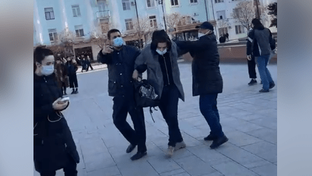 Задержание на площади в Махачкале 23 января 2021 года. Стоп-кадр видео https://t.me/chernovik/19837 Задержание на площади в Махачкале 23 января 2021 года. Стоп-кадр видео https://t.me/chernovik/19837