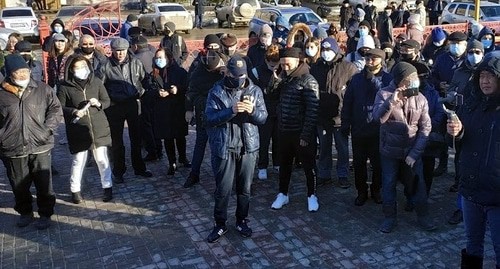Акция в поддержку Алексея Навального в Элисте 23 января 2021 года. Фото Бадмы Бюрчиева для "Кавказского узла". Акция в поддержку Алексея Навального в Элисте 23 января 2021 года. Фото Бадмы Бюрчиева для "Кавказского узла".