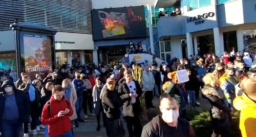 Акция в поддержку Навального в Сочи. 23 января 2021 года. Кадр видео https://www.youtube.com/watch?v=pRPh2AEv4x0&feature=emb_logo Акция в поддержку Навального в Сочи. 23 января 2021 года. Кадр видео https://www.youtube.com/watch?v=pRPh2AEv4x0&feature=emb_logo