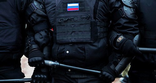 Сотрудники правоохранительных органов. Фото: REUTERS/Anton Vaganov Сотрудники правоохранительных органов. Фото: REUTERS/Anton Vaganov
