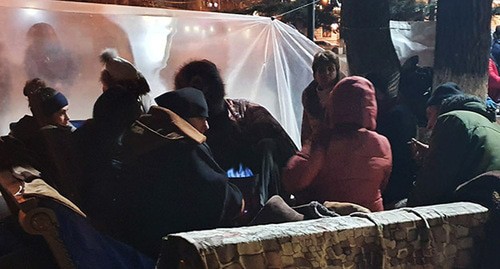 Участники бессрочной акции на Театральной площади Цхинвала. 15 декабря 2020 г. Фото Анны Джиоевой для "Кавказского узла" Участники бессрочной акции на Театральной площади Цхинвала. 15 декабря 2020 г. Фото Анны Джиоевой для "Кавказского узла"