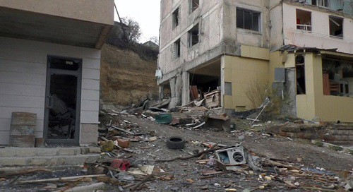 Многоквартирный жилой дом в Степанакерте, поврежденный при обстреле. Фото Давида Симоняна для "Кавказского узла". Многоквартирный жилой дом в Степанакерте, поврежденный при обстреле. Фото Давида Симоняна для "Кавказского узла".
