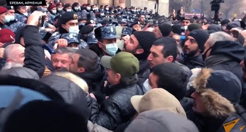 Участники акции протеста с требованием отставки премьер-министра Никола Пашиняна. Ереван, 28 января 2021 г. Фото: скриншот видео "Sputnik Армения" https://www.youtube.com/watch?v=DIElpAC2IHc&feature=youtu.be Участники акции протеста с требованием отставки премьер-министра Никола Пашиняна. Ереван, 28 января 2021 г. Фото: скриншот видео "Sputnik Армения" https://www.youtube.com/watch?v=DIElpAC2IHc&feature=youtu.be