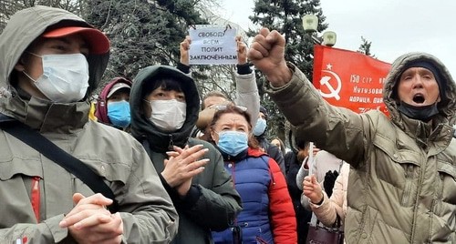 Участники шествия в Краснодаре требуют свободы политзаключенным. 31 января 2021 года. Фото Анны Грицевич для "Кавказского узла". Участники шествия в Краснодаре требуют свободы политзаключенным. 31 января 2021 года. Фото Анны Грицевич для "Кавказского узла".