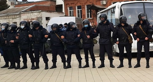Силовики следят за акцией сторонников Навального. Краснодар, 31 января 2021 года. Фото Анны Грицевич для "Кавказского узла". Силовики следят за акцией сторонников Навального. Краснодар, 31 января 2021 года. Фото Анны Грицевич для "Кавказского узла".