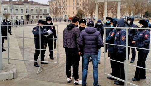 Полицейские ведут разговор с пришедшими на площадь молодыми людьми. Астрахань, 31 января 2021 года. Фото Алены Садовской для "Кавказского узла" Полицейские ведут разговор с пришедшими на площадь молодыми людьми. Астрахань, 31 января 2021 года. Фото Алены Садовской для "Кавказского узла"