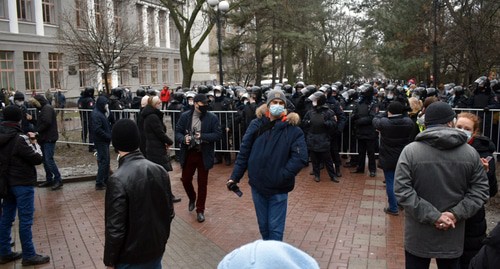 Полиция перегородила улицу перед участниками акции. Фото Константина Волгина для "Кавказского узла" Полиция перегородила улицу перед участниками акции. Фото Константина Волгина для "Кавказского узла"