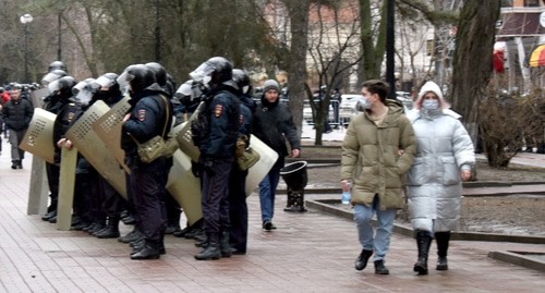 Полиция перегородила улицу перед участниками акции в Ростове-на-Дону. Фото Константина Волгина для "Кавказского узла" Полиция перегородила улицу перед участниками акции в Ростове-на-Дону. Фото Константина Волгина для "Кавказского узла"