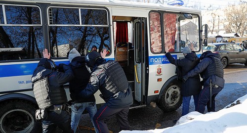Сотрудники полиции задерживают активистов, собравшихся возле здания суда. Москва, 2 февраля 2021 г. Фото: REUTERS/Evgenia Novozhenina Сотрудники полиции задерживают активистов, собравшихся возле здания суда. Москва, 2 февраля 2021 г. Фото: REUTERS/Evgenia Novozhenina