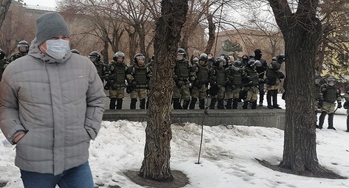 Участник акции протеста возле сотрудников правоохранительных органов. Волгоград, 31 января 2021 года. Фото Татьяны Филимоновой для "Кавказского узла" Участник акции протеста возле сотрудников правоохранительных органов. Волгоград, 31 января 2021 года. Фото Татьяны Филимоновой для "Кавказского узла"