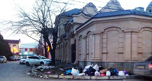 Место для складирования мусора в частном секторе в центре Махачкалы по улице Некрасова. 25 января 2021 г. Фото Расула Магомедова для "Кавказского узла" Место для складирования мусора в частном секторе в центре Махачкалы по улице Некрасова. 25 января 2021 г. Фото Расула Магомедова для "Кавказского узла"