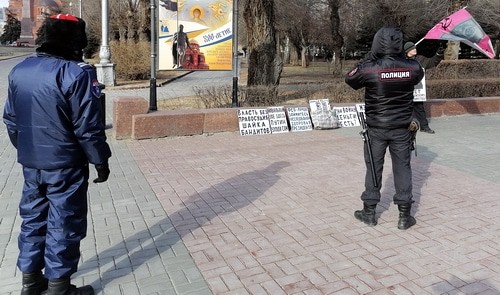 Полицейский и казак наблюдают за пикетом активиста Васильченко. Волгоград, 7 февраля 2021 года. Фото Татьяны Филимоновой для "Кавказского узла".