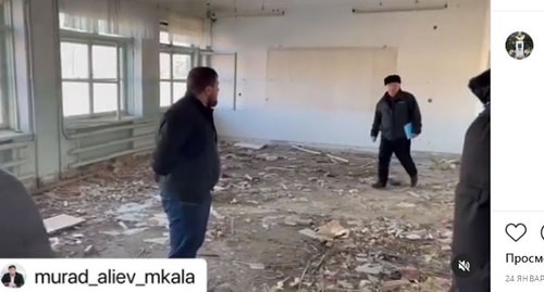 Первый замминистра строительства Дагестана Мурад Алиев (в центре) в здании хасавюртовской школы № 14. Скриншот публикации на странице школы в Instagram https://www.instagram.com/p/CKbm--4qgYR/ Первый замминистра строительства Дагестана Мурад Алиев (в центре) в здании хасавюртовской школы № 14. Скриншот публикации на странице школы в Instagram https://www.instagram.com/p/CKbm--4qgYR/