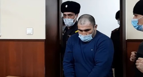 Один из братьев Курбановых в зале суда. стопкадр видео "Кавказского узла" https://www.youtube.com/watch?v=TaxYwlSWAC8&feature=emb_logo Один из братьев Курбановых в зале суда. стопкадр видео "Кавказского узла" https://www.youtube.com/watch?v=TaxYwlSWAC8&feature=emb_logo
