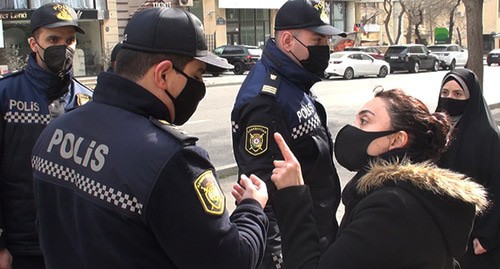 Участниц бакинской акции в защиту политзаключенных разогнали полицейские. Баку, 9 февраля 2021 г. Фото Парваны Байрамовой для "Кавказского узла" Участниц бакинской акции в защиту политзаключенных разогнали полицейские. Баку, 9 февраля 2021 г. Фото Парваны Байрамовой для "Кавказского узла"