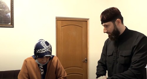 Жительница Гудермесского района Зарема Махмудова и богослов Адам Эльжуркаев. Кадр видео ЧГТРК "Грозный"
 https://www.youtube.com/watch?v=DPch-luKpbk&feature=emb_logo 