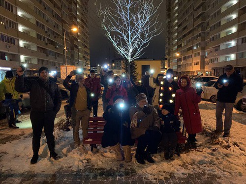 Акция "Любовь сильнее страха" в Музыкальном микрорайоне Краснодара, фото из telegram-канала "Штаб Навального в Краснодаре" Акция "Любовь сильнее страха" в Музыкальном микрорайоне Краснодара, фото из telegram-канала "Штаб Навального в Краснодаре"