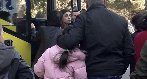 Жители Нагорного Карабаха вернулись из Армении на бесплатных автобусах из Еревана. Степанакерт. Январь 2021 года. Фото Алвард Григорян для "Кавказского узла" Жители Нагорного Карабаха вернулись из Армении на бесплатных автобусах из Еревана. Степанакерт. Январь 2021 года. Фото Алвард Григорян для "Кавказского узла"