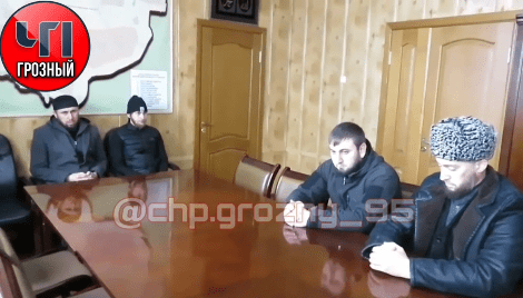 Жителей Ачхой-Мартановского района отчитывают в полиции за поддержку интернет-публикаций с критикой властей Чечни. Стоп-кадр видео https://www.instagram.com/p/CLW_tomHt2q/ Жителей Ачхой-Мартановского района отчитывают в полиции за поддержку интернет-публикаций с критикой властей Чечни. Стоп-кадр видео https://www.instagram.com/p/CLW_tomHt2q/