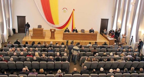 Заседание парламента Южной Осетии. Фото: официальный сайт парламента Южной Осетии http://www.parliamentrso.org/ Заседание парламента Южной Осетии. Фото: официальный сайт парламента Южной Осетии http://www.parliamentrso.org/