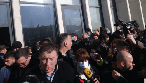 Активисты у офиса "Единого национального движения", фото Беслана Кмузова, 23.02.2021. Активисты у офиса "Единого национального движения", фото Беслана Кмузова, 23.02.2021.