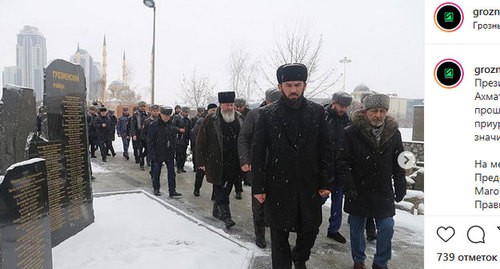 Чеченские чиновники на траурном мероприятии, посвященном годовщине депортации. 23 февраля 2021 года. Скриншот публикации на странице МА "Грозный-информ" в Instagram https://www.instagram.com/p/CLogQzbHnzI/ Чеченские чиновники на траурном мероприятии, посвященном годовщине депортации. 23 февраля 2021 года. Скриншот публикации на странице МА "Грозный-информ" в Instagram https://www.instagram.com/p/CLogQzbHnzI/